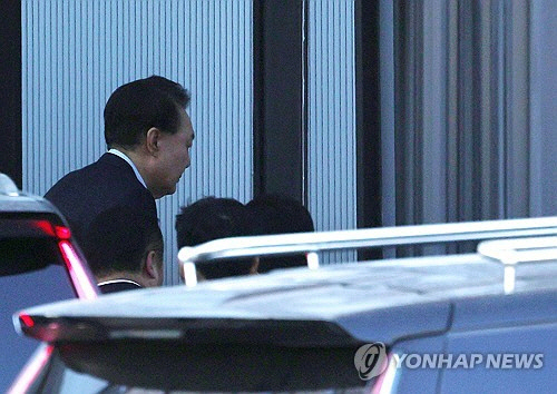 윤석열 대통령이 15일 경기 과천시 정부과천청사 내 고위공직자범죄수사처에 출석하고 있다. [공동취재, 연합뉴스]